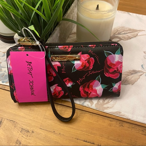 Betsey Johnson Handbags - 🔥⬇️ NWT Betsey Johnson XO Ring Black/Gold Checkbook